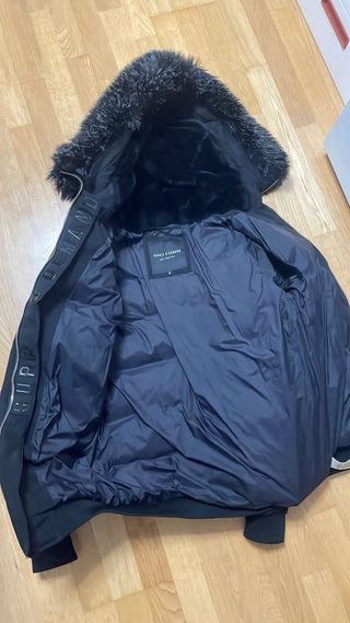 Abrigo negro Supply con capucha