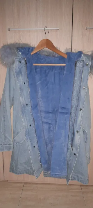 Chaqueta tejana con capucha y pelo interior