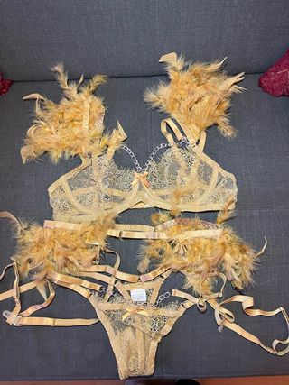 Conjunto Lencería Dorado con Plumas Talla S