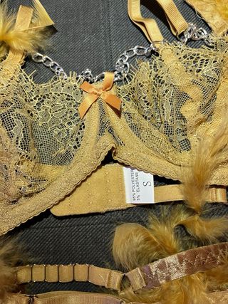 Conjunto Lencería Dorado con Plumas Talla S
