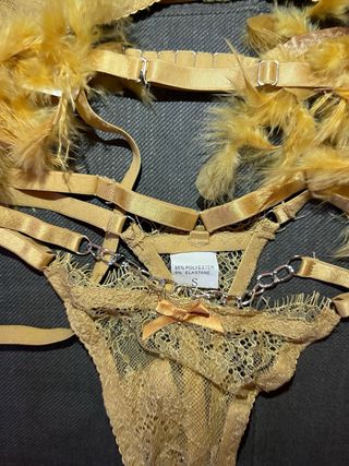 Conjunto Lencería Dorado con Plumas Talla S