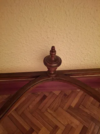 Recibidor antiguo de madera y mármol