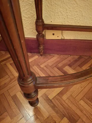 Recibidor antiguo de madera y mármol