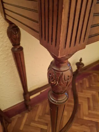 Recibidor antiguo de madera y mármol