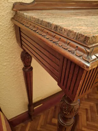 Recibidor antiguo de madera y mármol