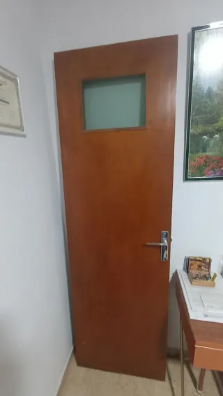 Puerta de madera con cristal