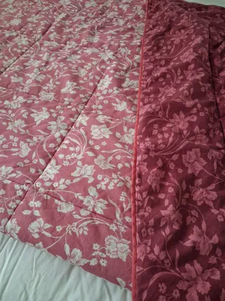 Edredón floral rosa y granate