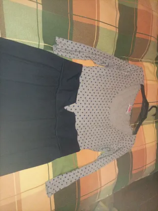Vestido gris con lunares negros
