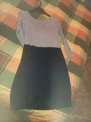 Vestido gris con lunares negros