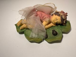 Fata da collezione su foglia con coccinelle