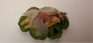 Fata da collezione su foglia con coccinelle