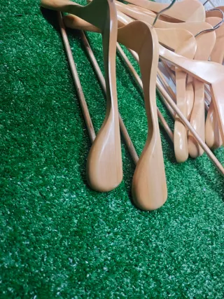 Pack de 10 Perchas Madera Traje Hombro Natural