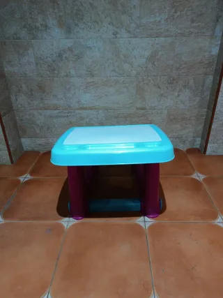 Pupitre infantil azul y fucsia