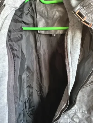 Chaqueta efecto piel negra