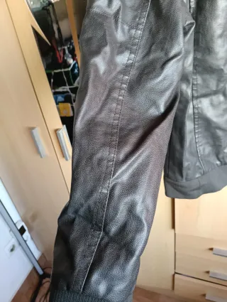 Chaqueta efecto piel negra