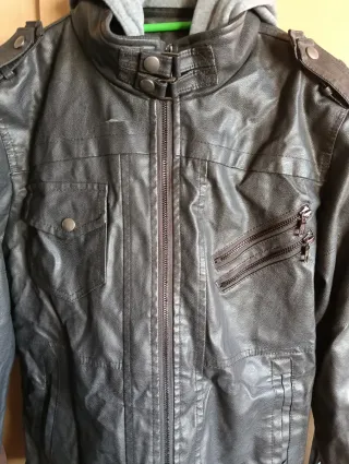 Chaqueta efecto piel negra