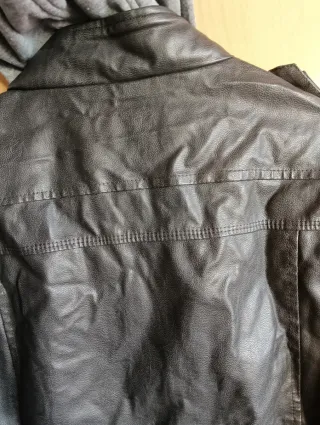 Chaqueta efecto piel negra