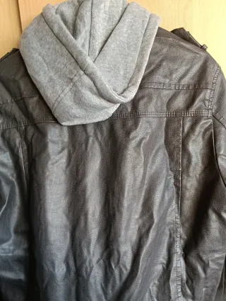 Chaqueta efecto piel negra