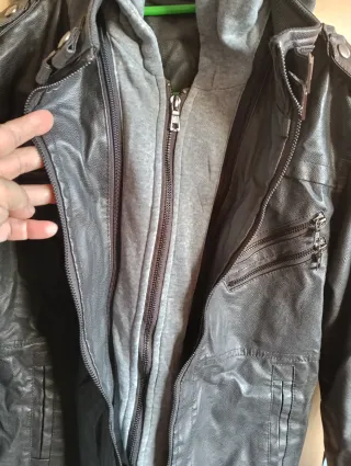 Chaqueta efecto piel negra