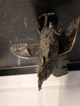 Gallo decorativo de metal plateado