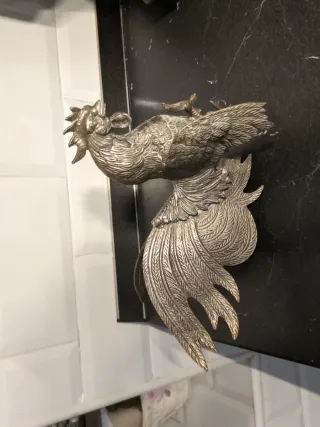Gallo decorativo de metal plateado