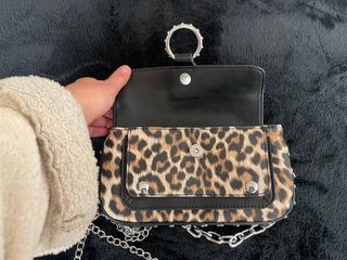 Bolso leopardo con cadena plateada