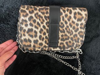 Bolso leopardo con cadena plateada