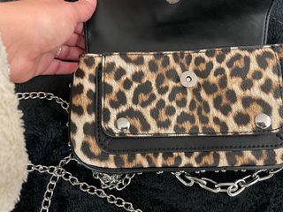Bolso leopardo con cadena plateada