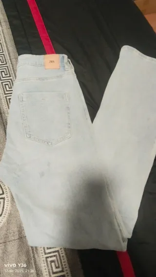 Pantalón vaquero Zara azul claro