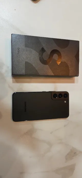 Samsung Galaxy S22 128GB con scatola e custodia