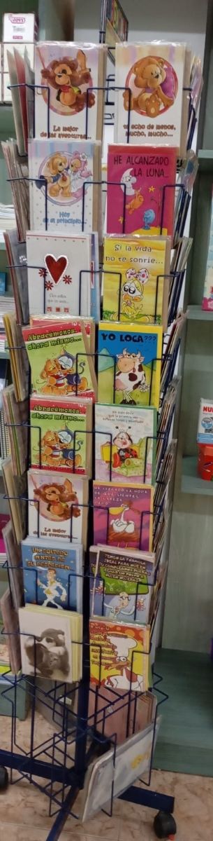 Expositor de postales.