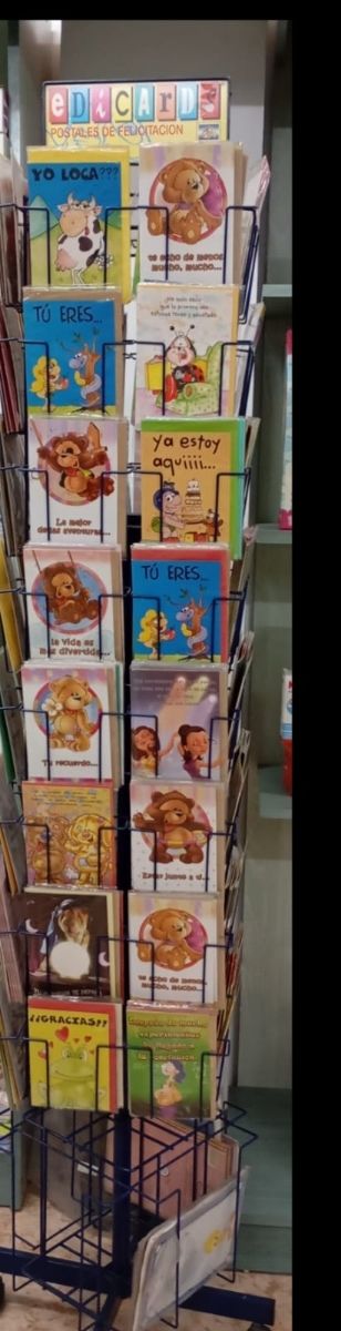 Expositor de postales.