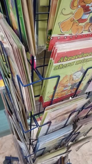 Expositor de postales.