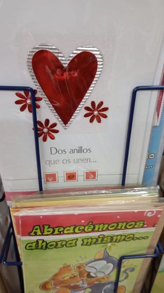 Expositor de postales.