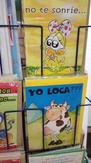 Expositor de postales.