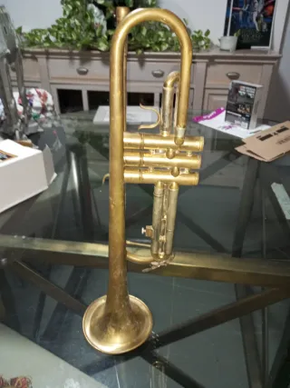 Trompeta dorada vintage para restaurar o colección
