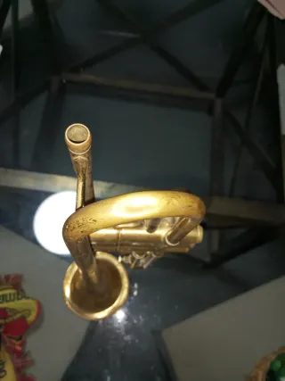 Trompeta dorada vintage para restaurar o colección