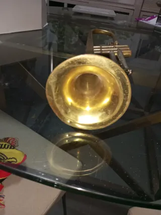 Trompeta dorada vintage para restaurar o colección