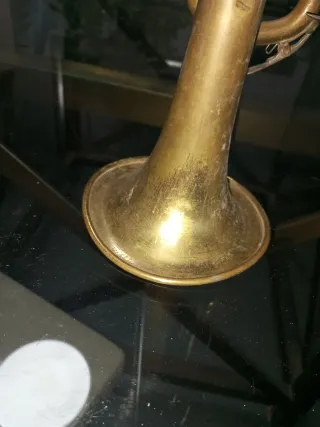 Trompeta dorada vintage para restaurar o colección