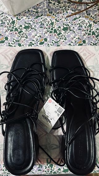Sandalias negras tacón de Stradivarius. Talla 41.