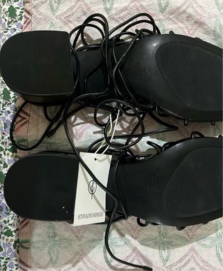 Sandalias negras tacón de Stradivarius. Talla 41.