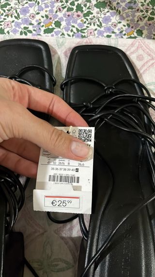 Sandalias negras tacón de Stradivarius. Talla 41.