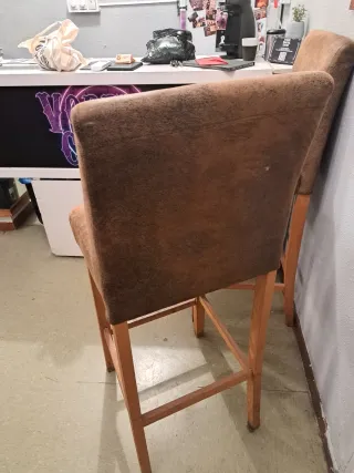 Taburetes altos de madera y ante