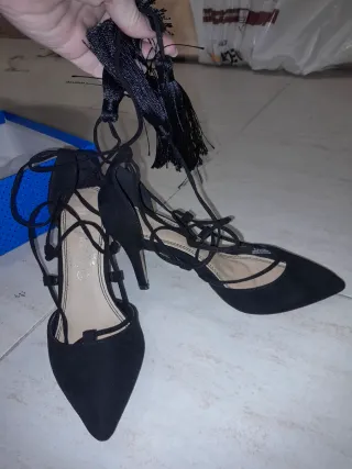 Tacones negros con cordones y flecos