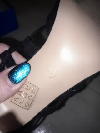 Tacones negros con cordones y flecos