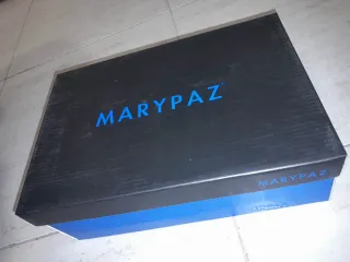 Tacones negros con cordones y flecos