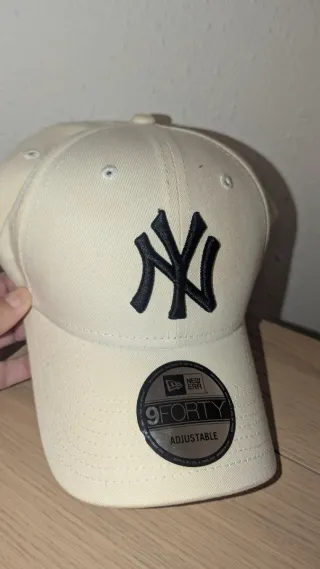 Gorra New Era NY Beige Negra