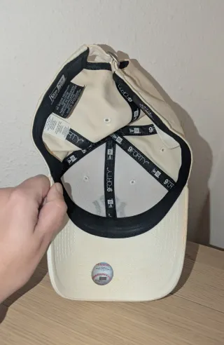 Gorra New Era NY Beige Negra