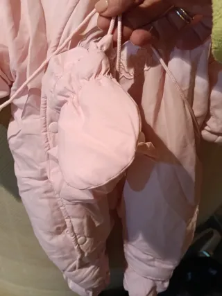 Buzo de bebé rosa con nube bordada