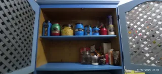 Mueble de cocina azul y marrón